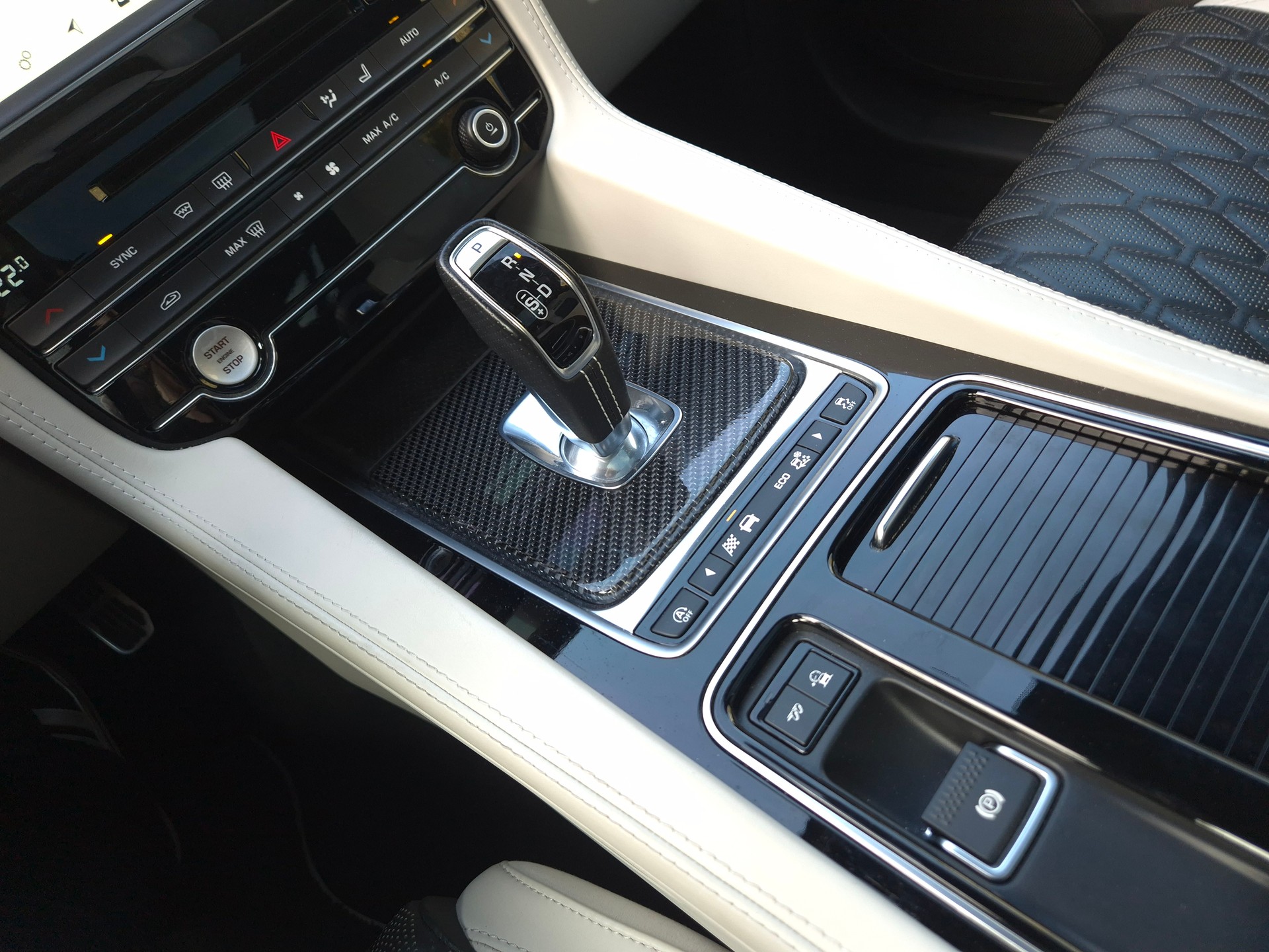 JAGUAR F-Pace 5.0 V8 SVR AWD Automatik-image-22