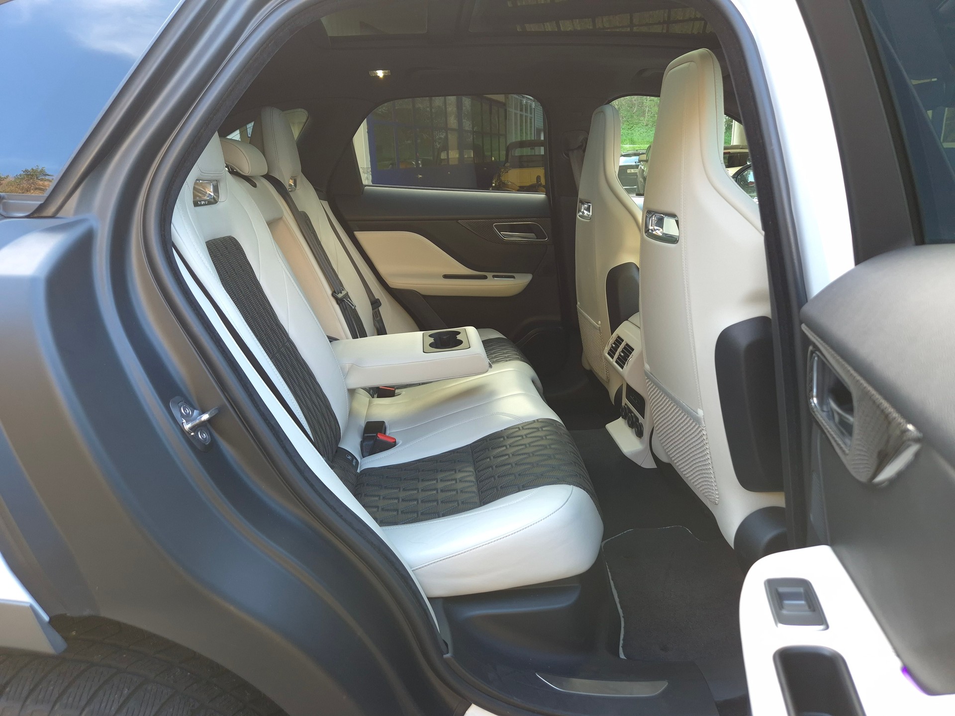 JAGUAR F-Pace 5.0 V8 SVR AWD Automatik-image-24