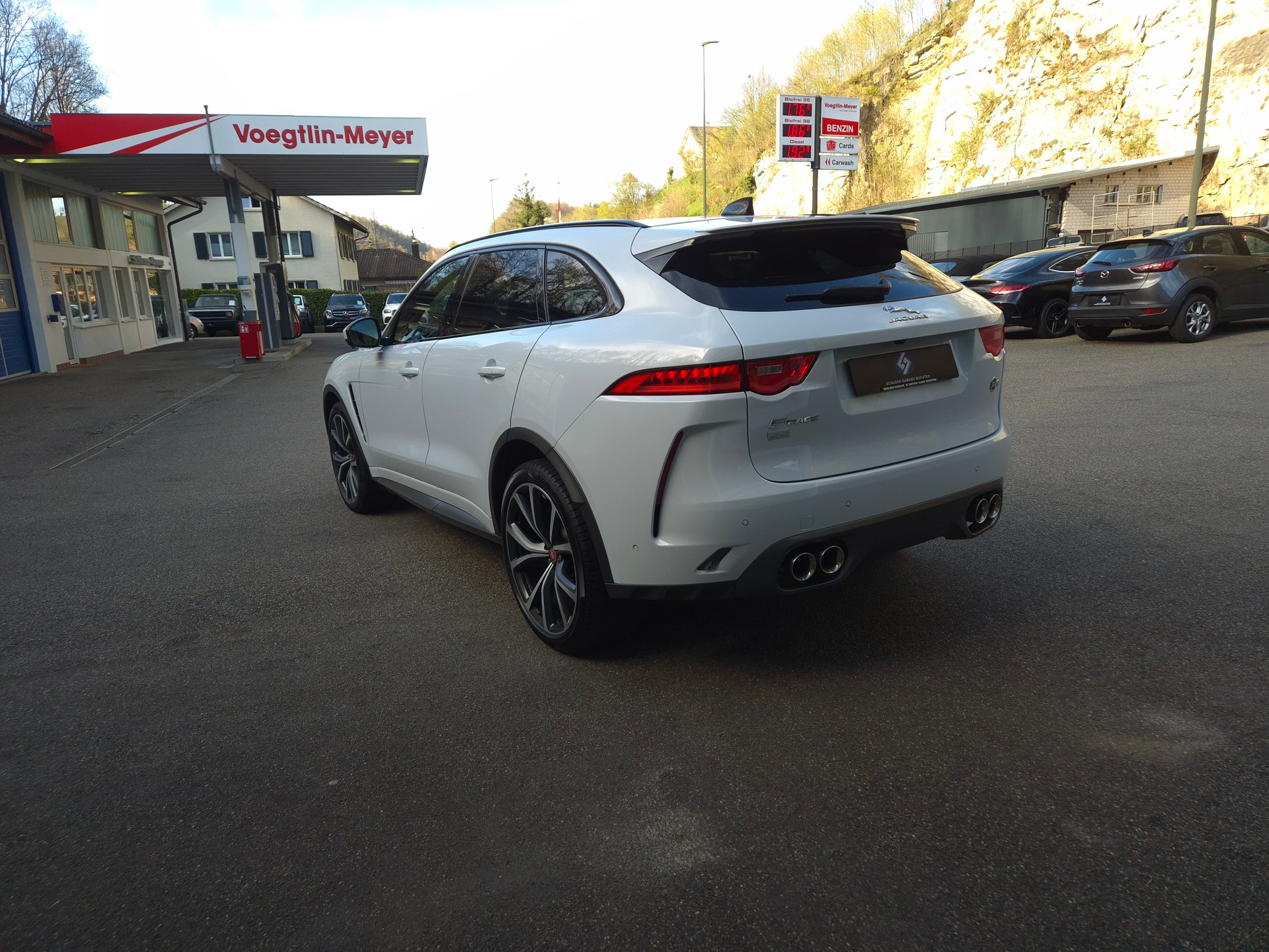 JAGUAR F-Pace 5.0 V8 SVR AWD Automatik-image-8