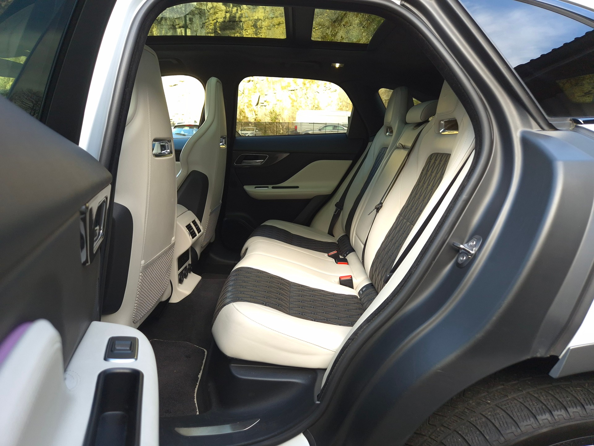 JAGUAR F-Pace 5.0 V8 SVR AWD Automatik-image-26