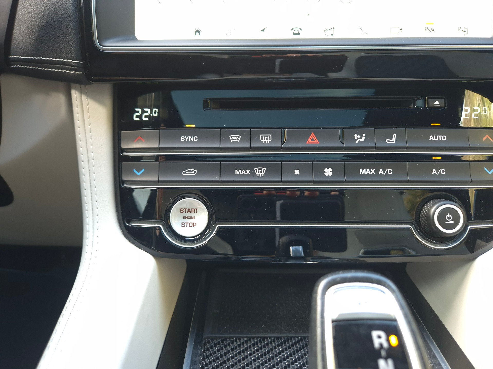JAGUAR F-Pace 5.0 V8 SVR AWD Automatik-image-21