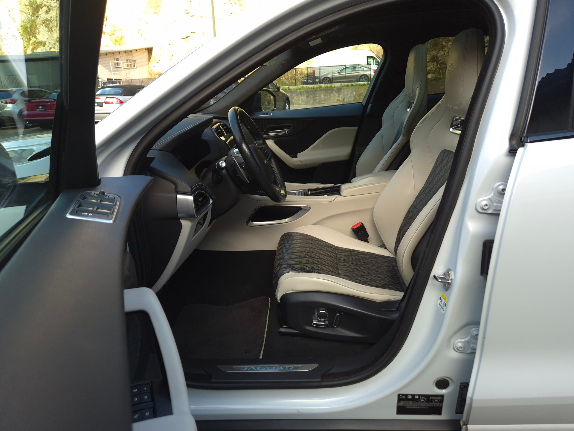 JAGUAR F-Pace 5.0 V8 SVR AWD Automatik-image-14