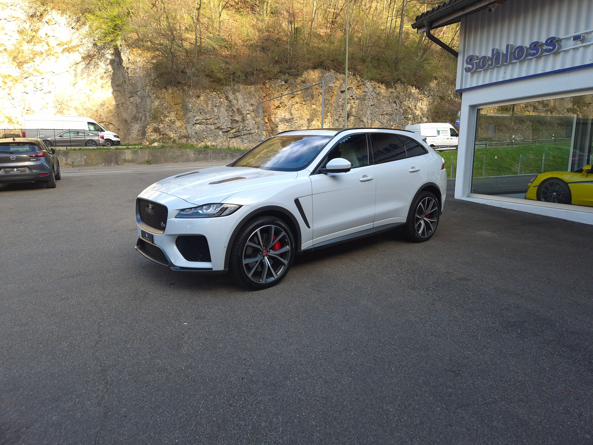 JAGUAR F-Pace 5.0 V8 SVR AWD Automatik-image-5