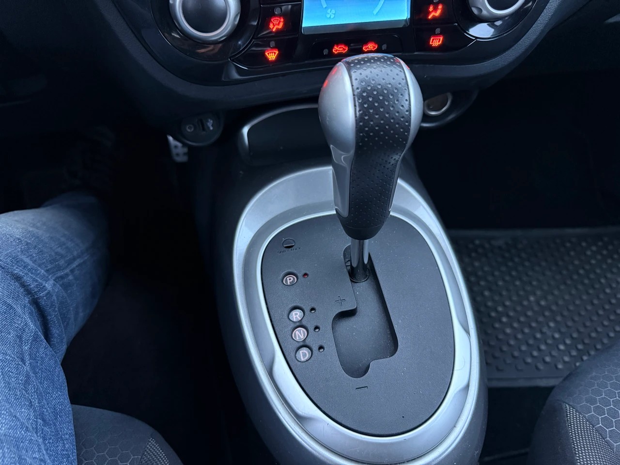 NISSAN Juke 1.6 DIG-T tekna 4x4 Xtronic M-CVT-image-24