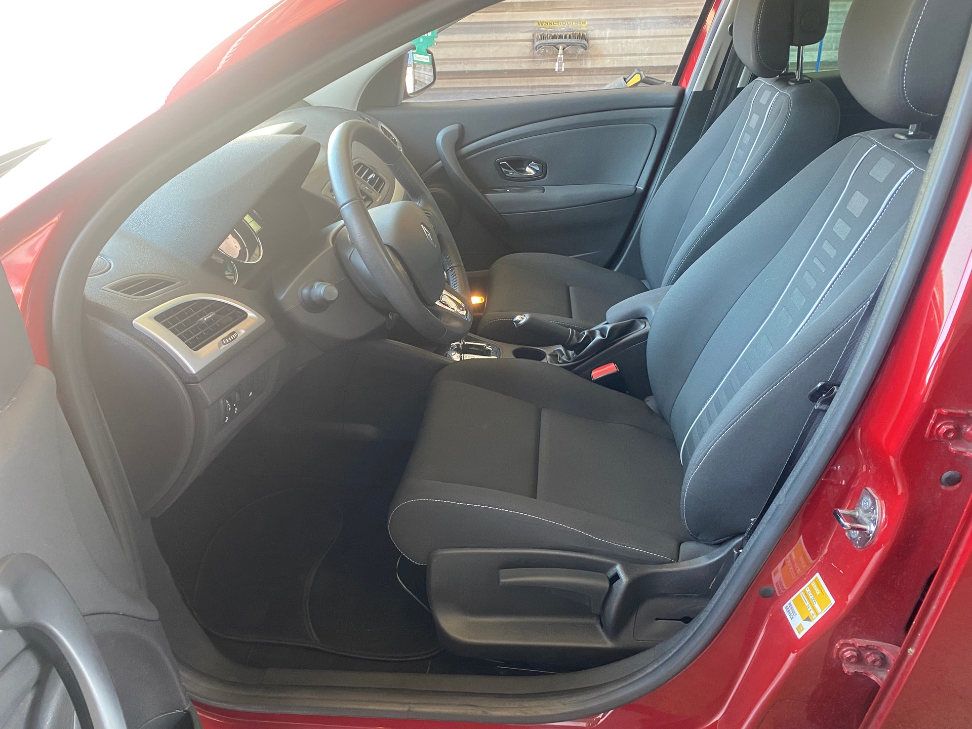 RENAULT Mégane 1.5 dCi Swiss Edition EDC-image-9