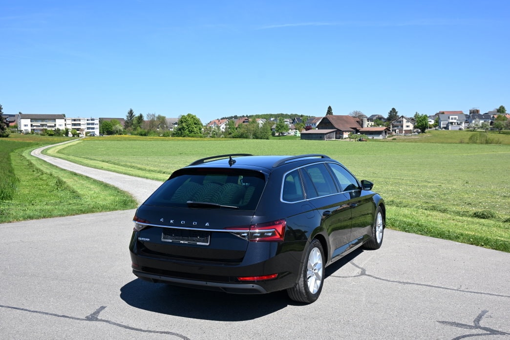 SKODA Superb Combi 2.0 TDi Ambition DSG-image-2