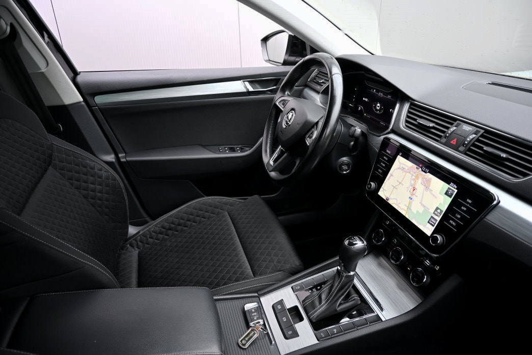 SKODA Superb Combi 2.0 TDi Ambition DSG-image-6