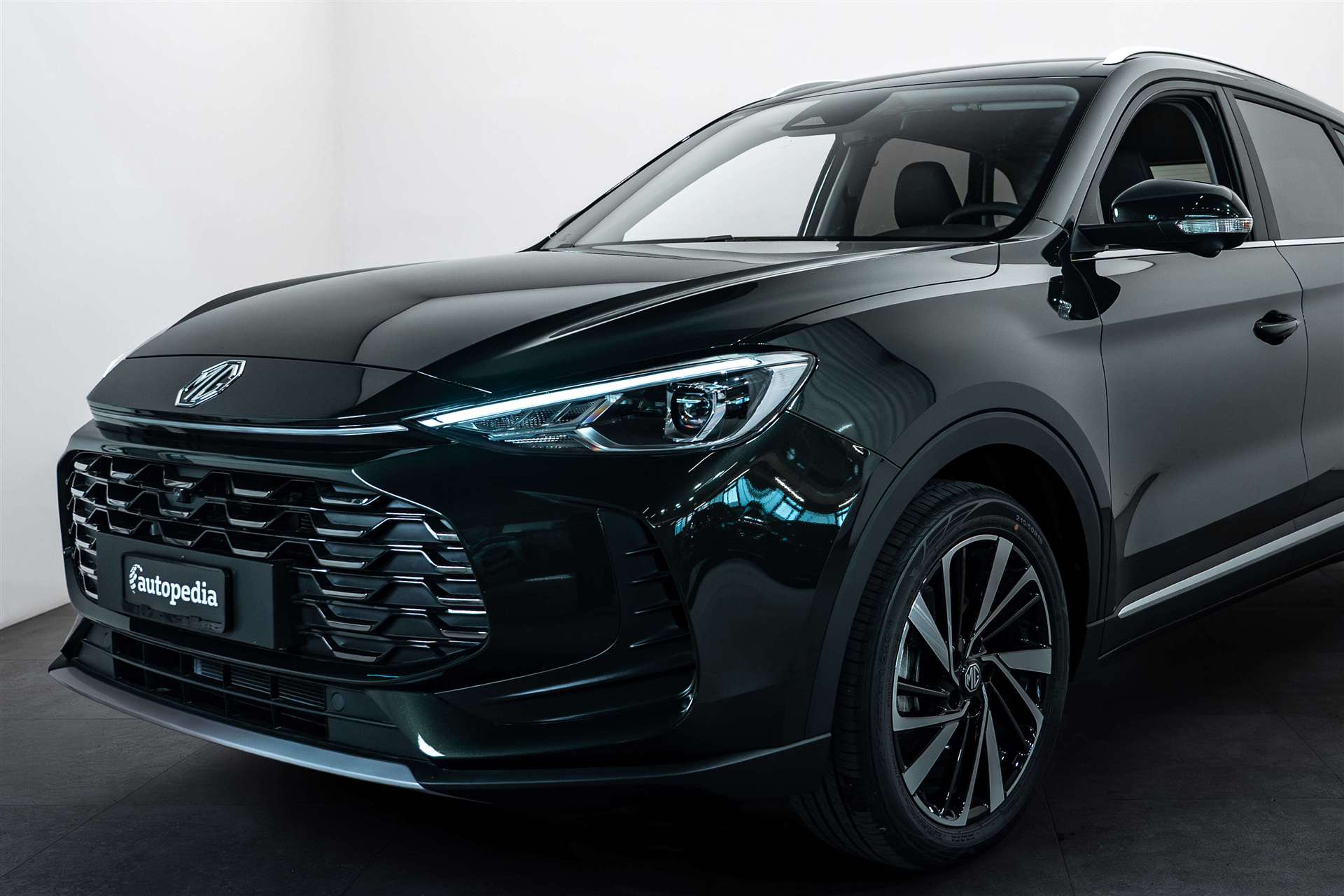 MG ZS 1.5 HEV Luxury Automat NEW-showroom-element-1