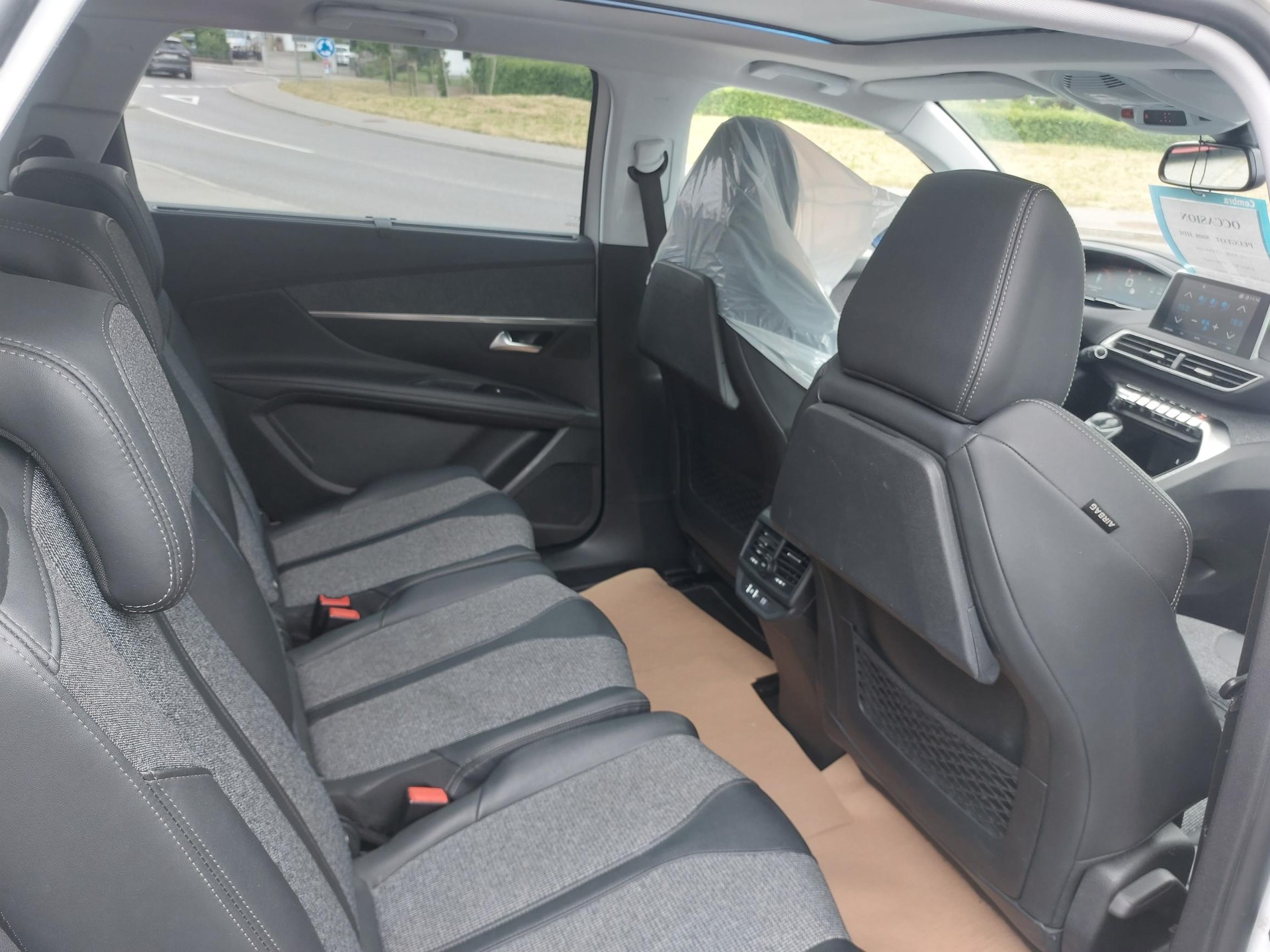 PEUGEOT 5008 1.5 BlueHDi Allure-image-8