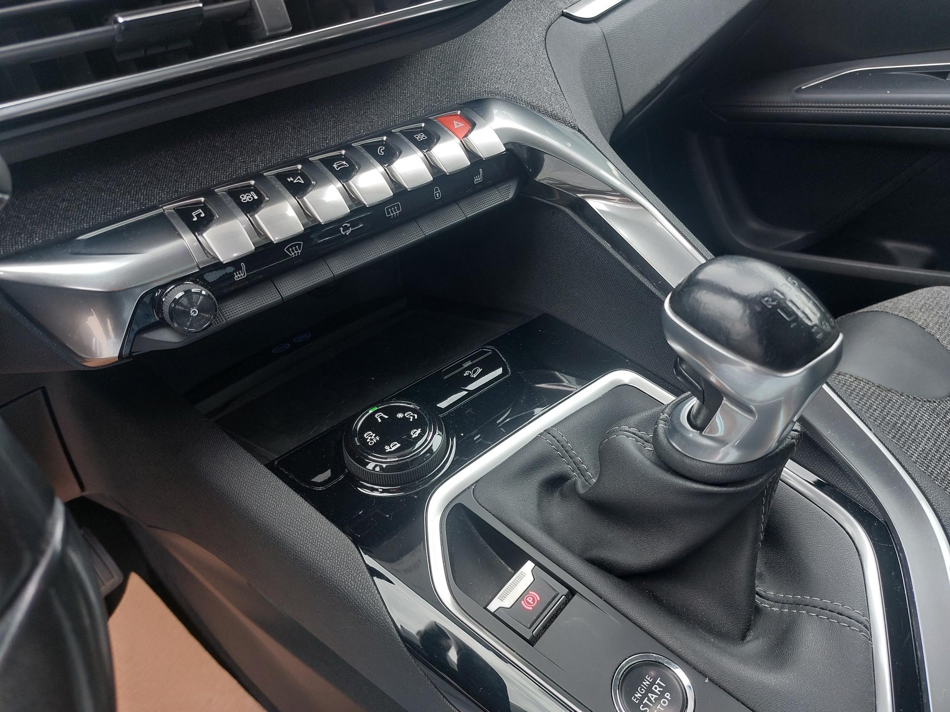 PEUGEOT 5008 1.5 BlueHDi Allure-image-10
