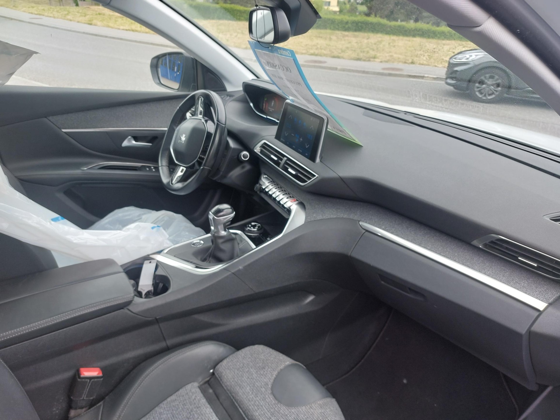 PEUGEOT 5008 1.5 BlueHDi Allure-image-7