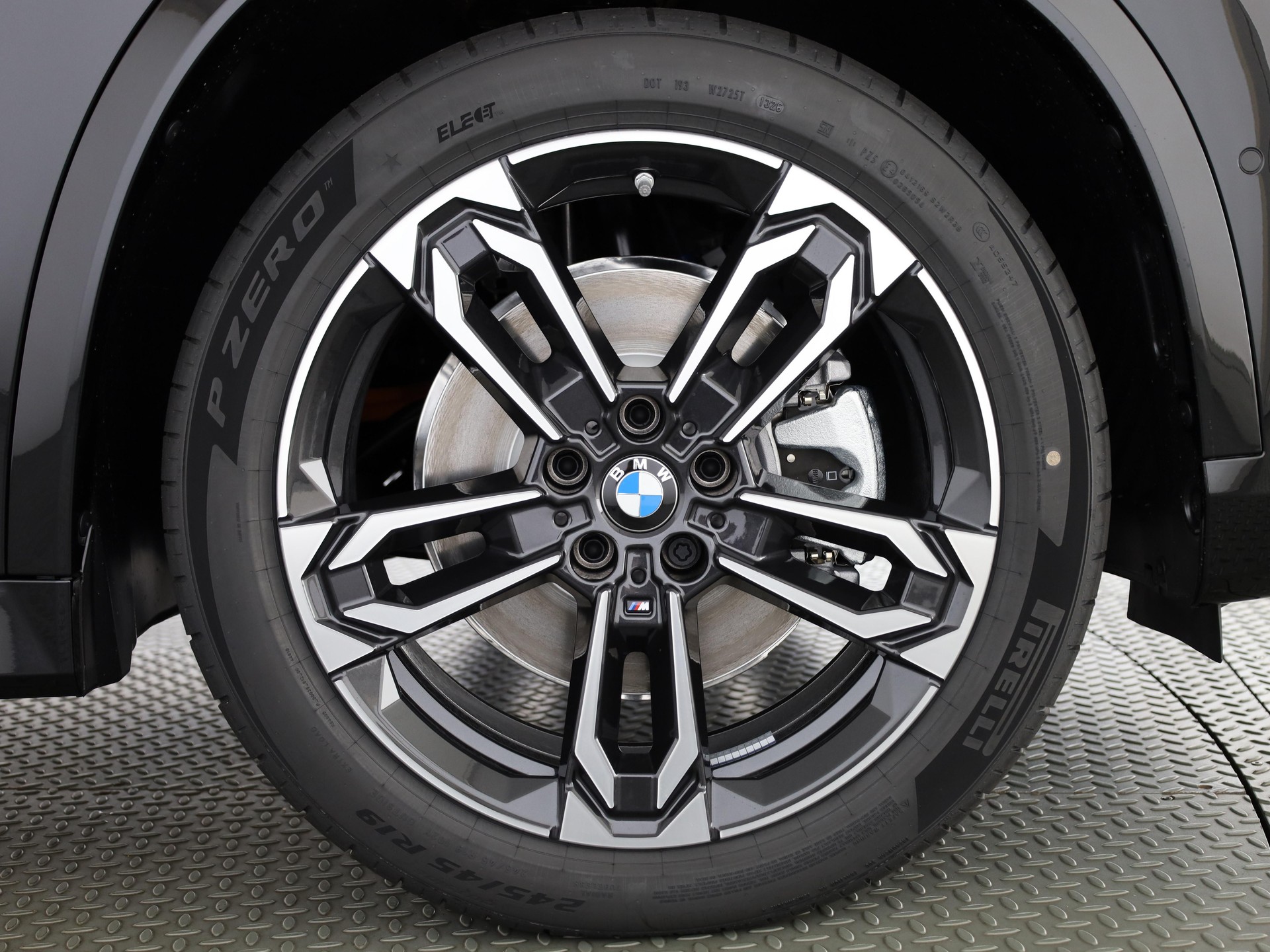BMW iX1 30 xDrive-image-6