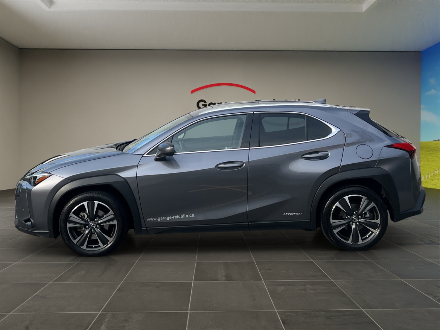 LEXUS UX 250h Excellence-showroom-element-1