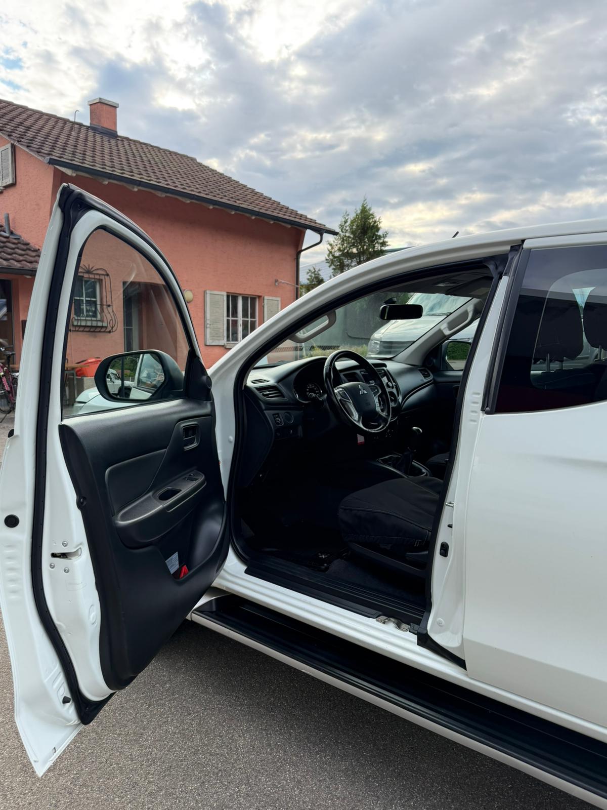 MITSUBISHI L 200 2.2 Value Club Cab-image-9