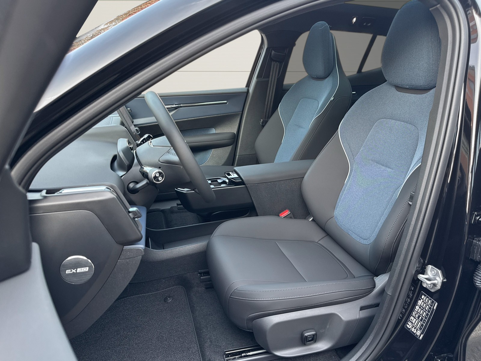 VOLVO EX30 E60 Twin Ultra Performance Sw. Black Ed. AWD-image-7