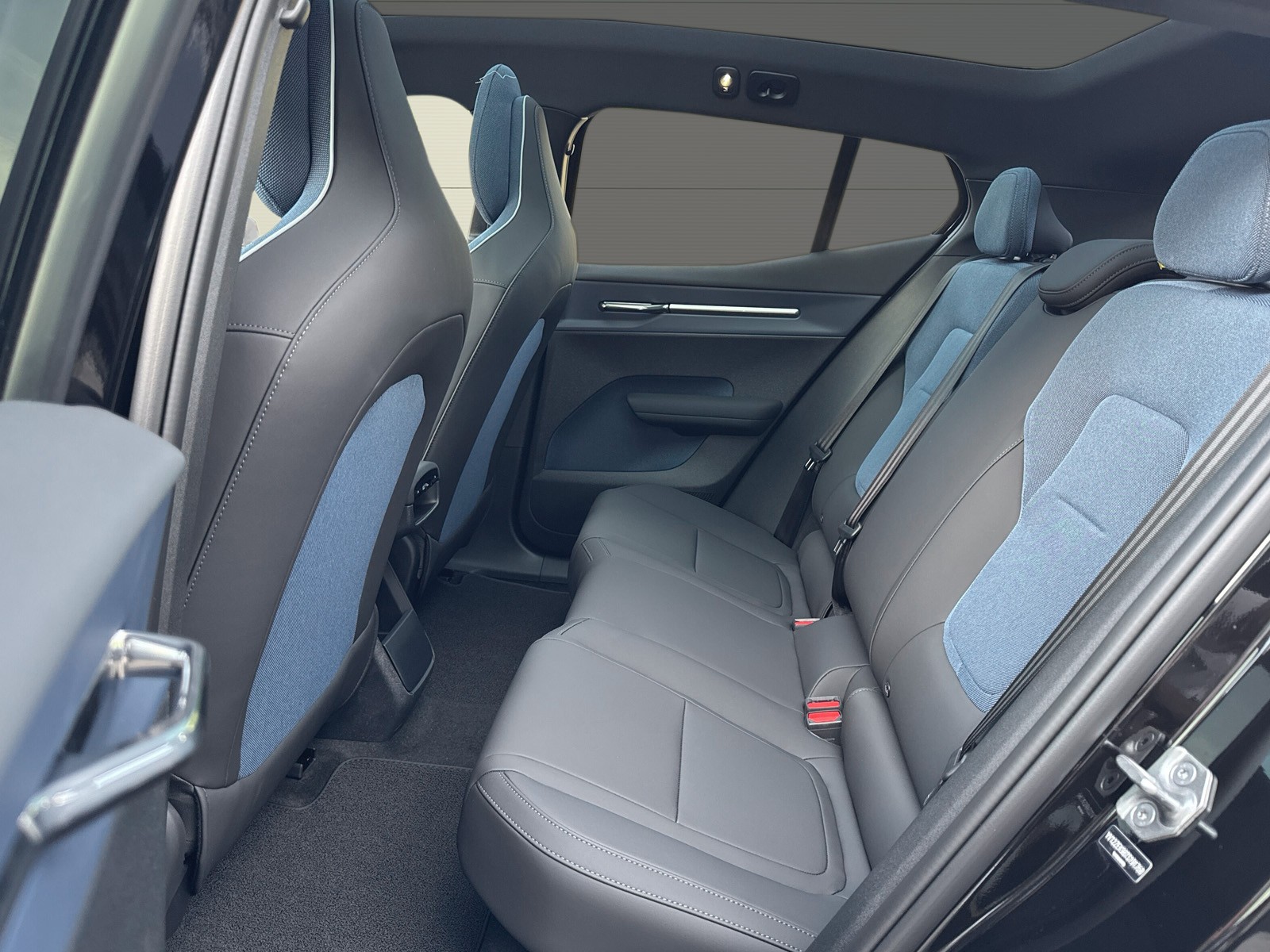 VOLVO EX30 E60 Twin Ultra Performance Sw. Black Ed. AWD-image-9