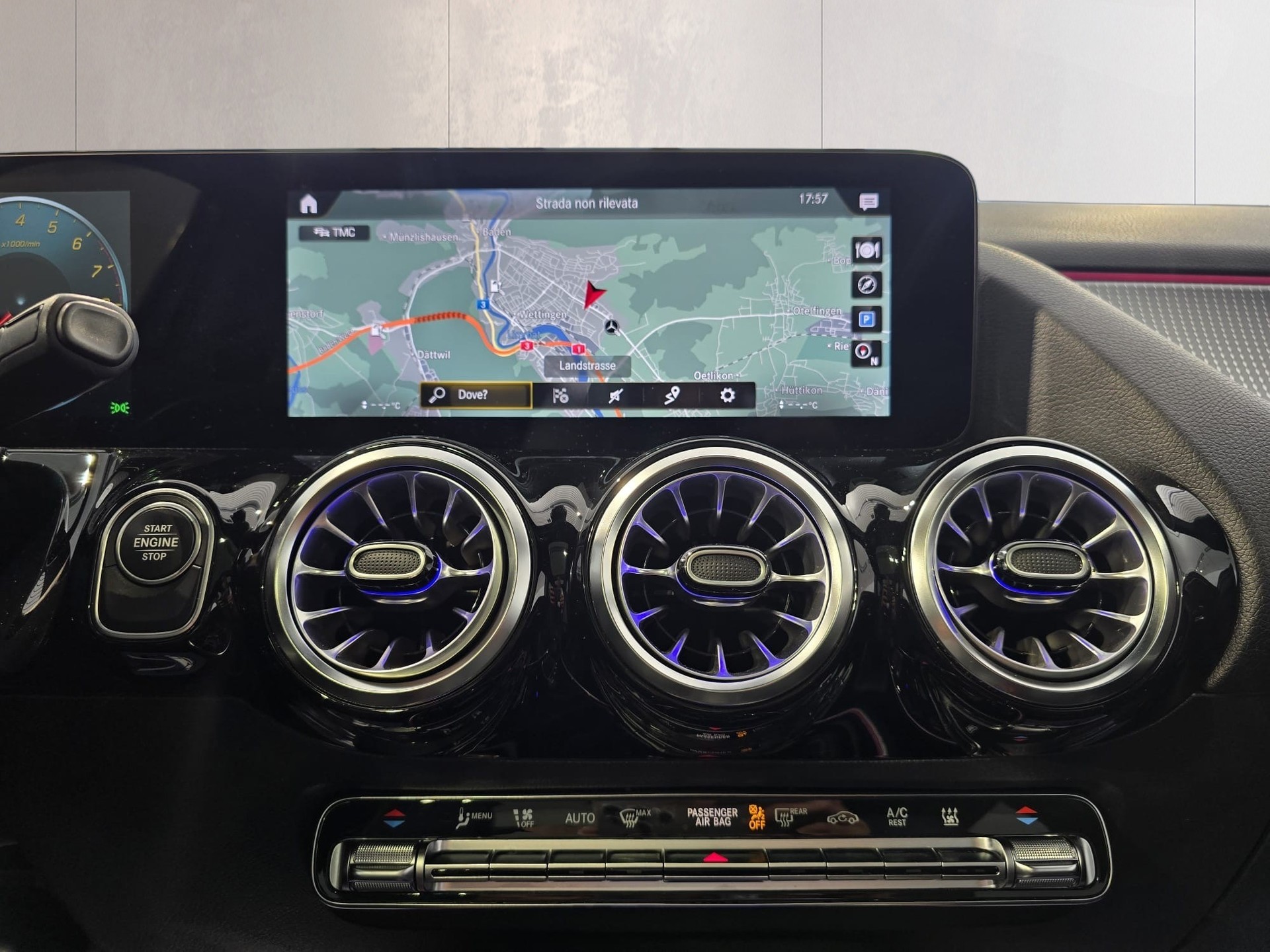 MERCEDES-BENZ GLA 250e Progressive 8G-DCT-image-10