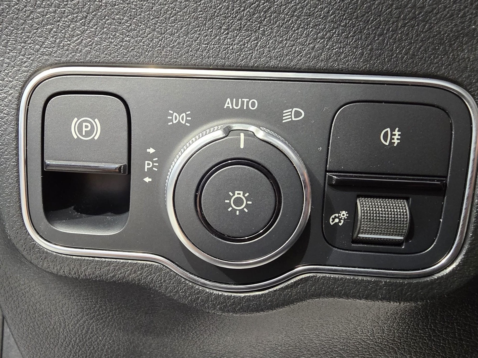 MERCEDES-BENZ GLA 250e Progressive 8G-DCT-image-19