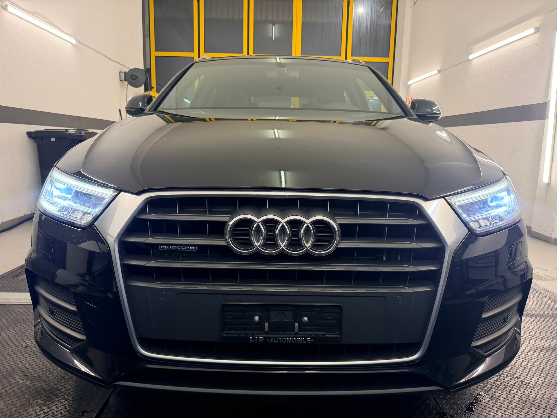 AUDI Q3 2.0 TDI design quattro S-tronic-showroom-element-1