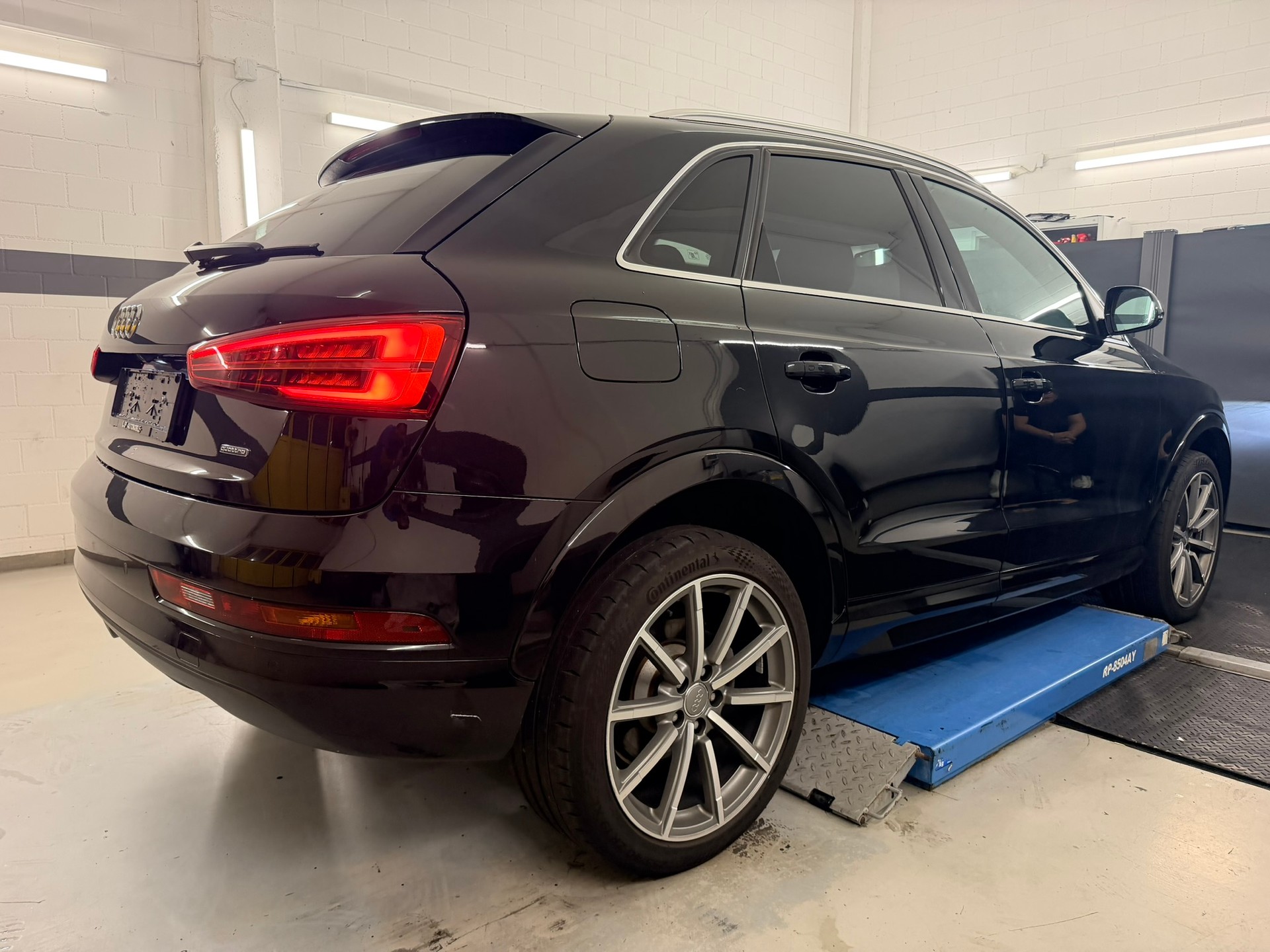 AUDI Q3 2.0 TDI design quattro S-tronic-showroom-element-3