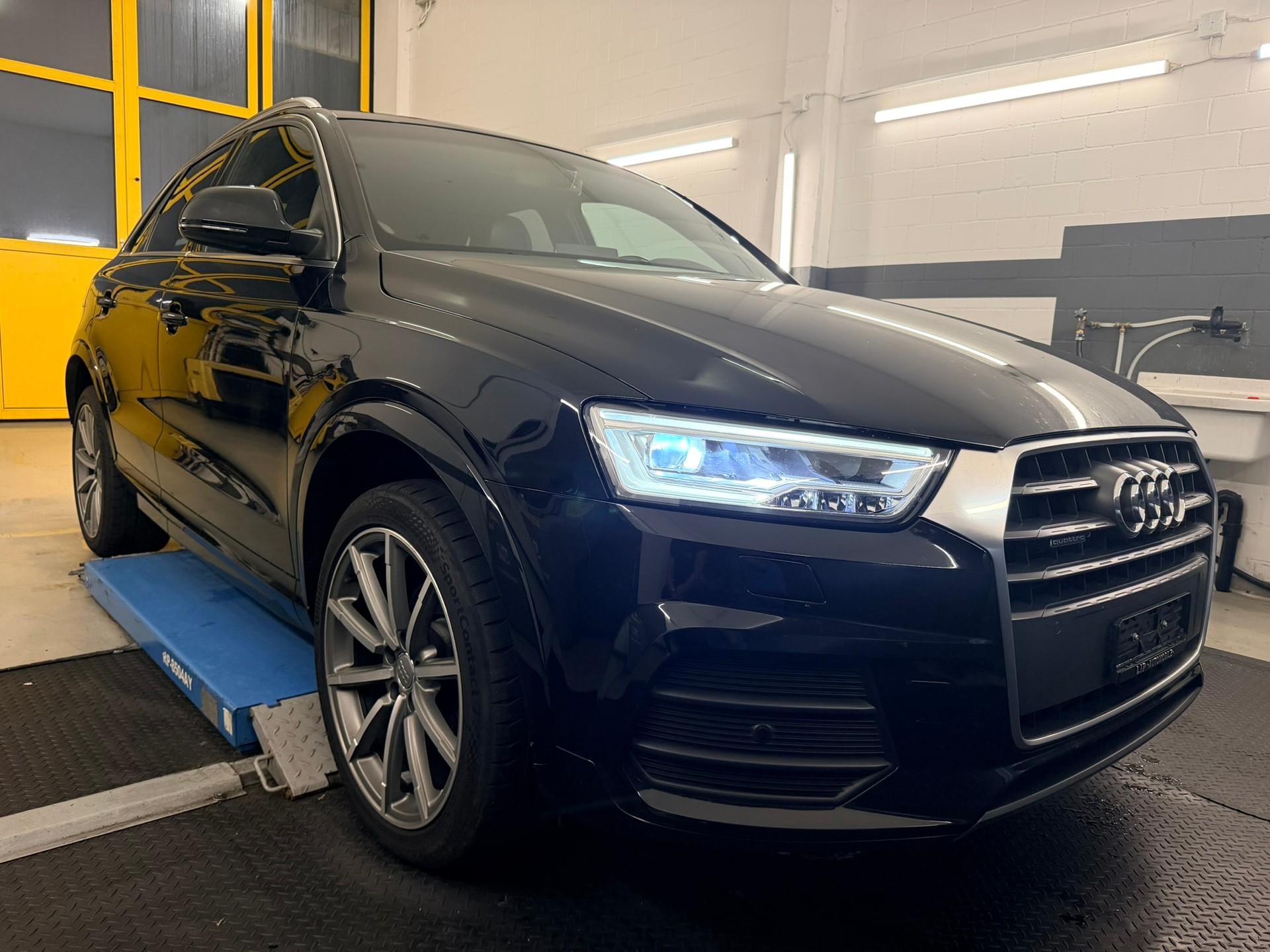 AUDI Q3 2.0 TDI design quattro S-tronic-showroom-element-2