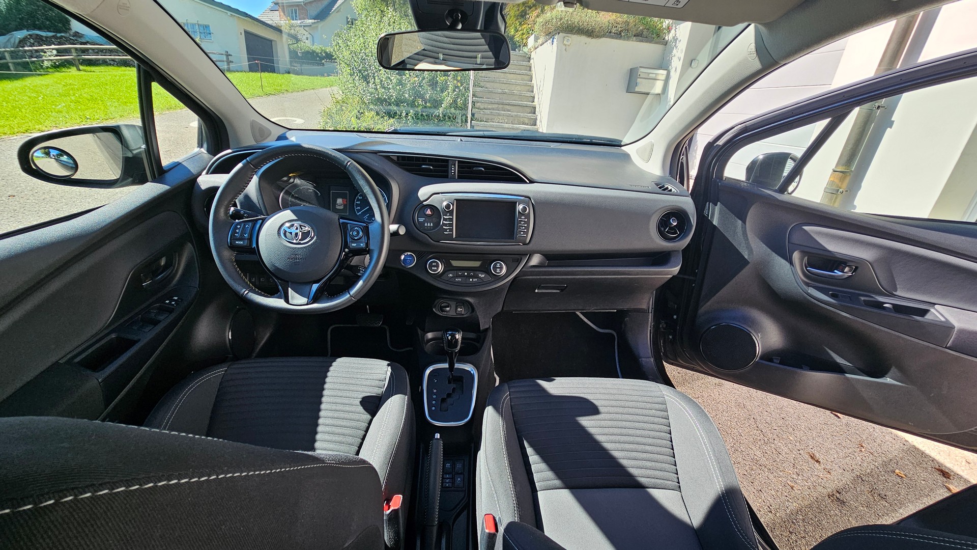 TOYOTA Yaris 1.5 VVT-i Hybrid Trend e-CVT-image-12