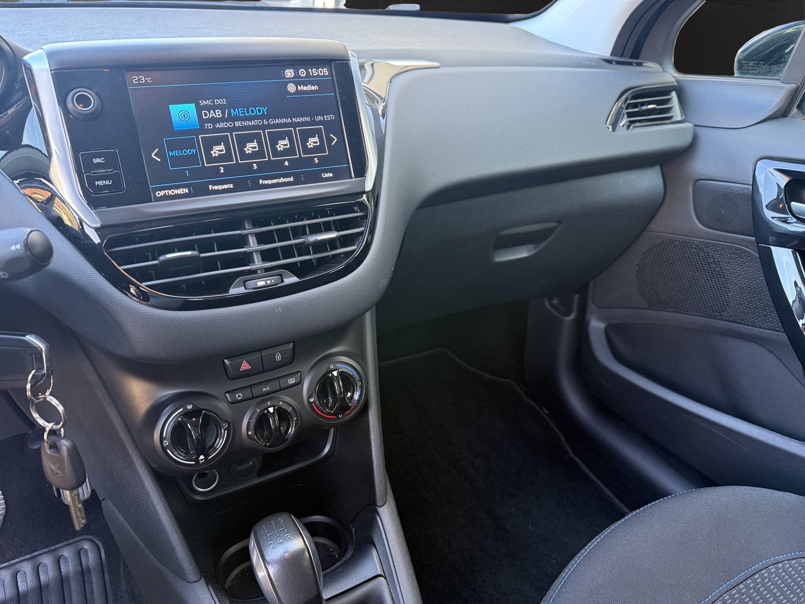 PEUGEOT 208 1.2 PureTech Signature-image-12