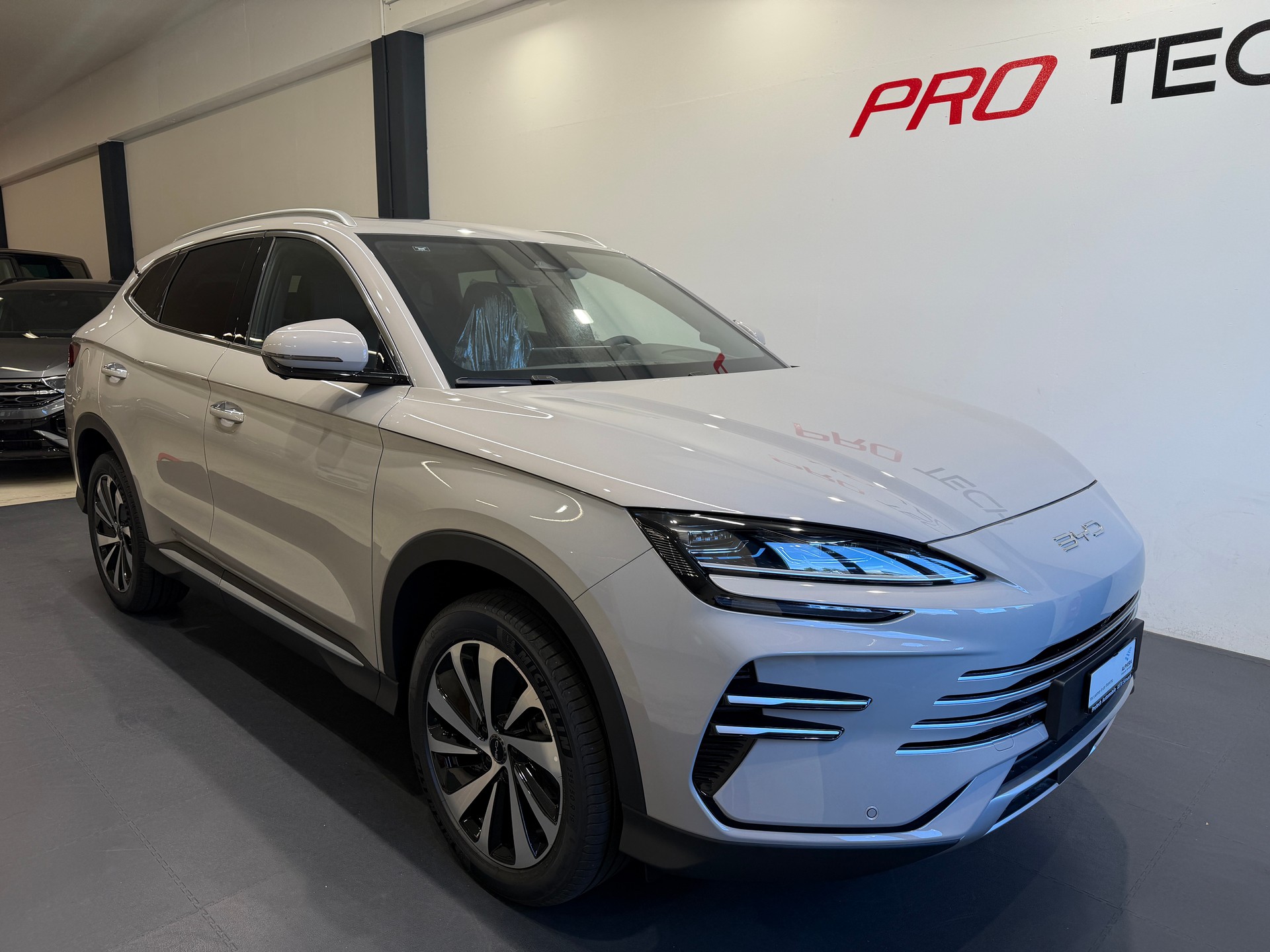 BYD Seal U DM-i Design AWD *NARDO GREY*-showroom-element-3