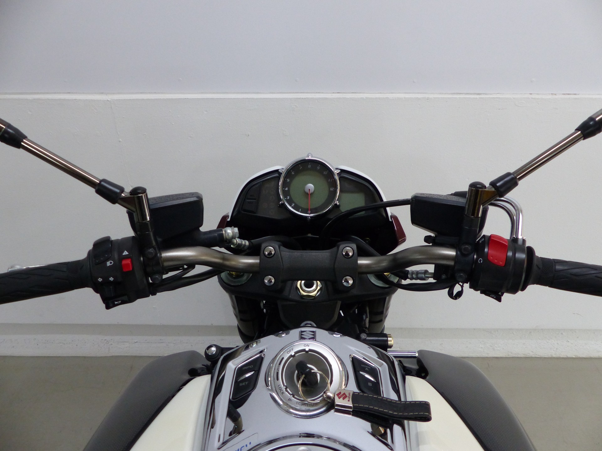 SUZUKI GSX 1300 B-King mit Zubehör-image-4