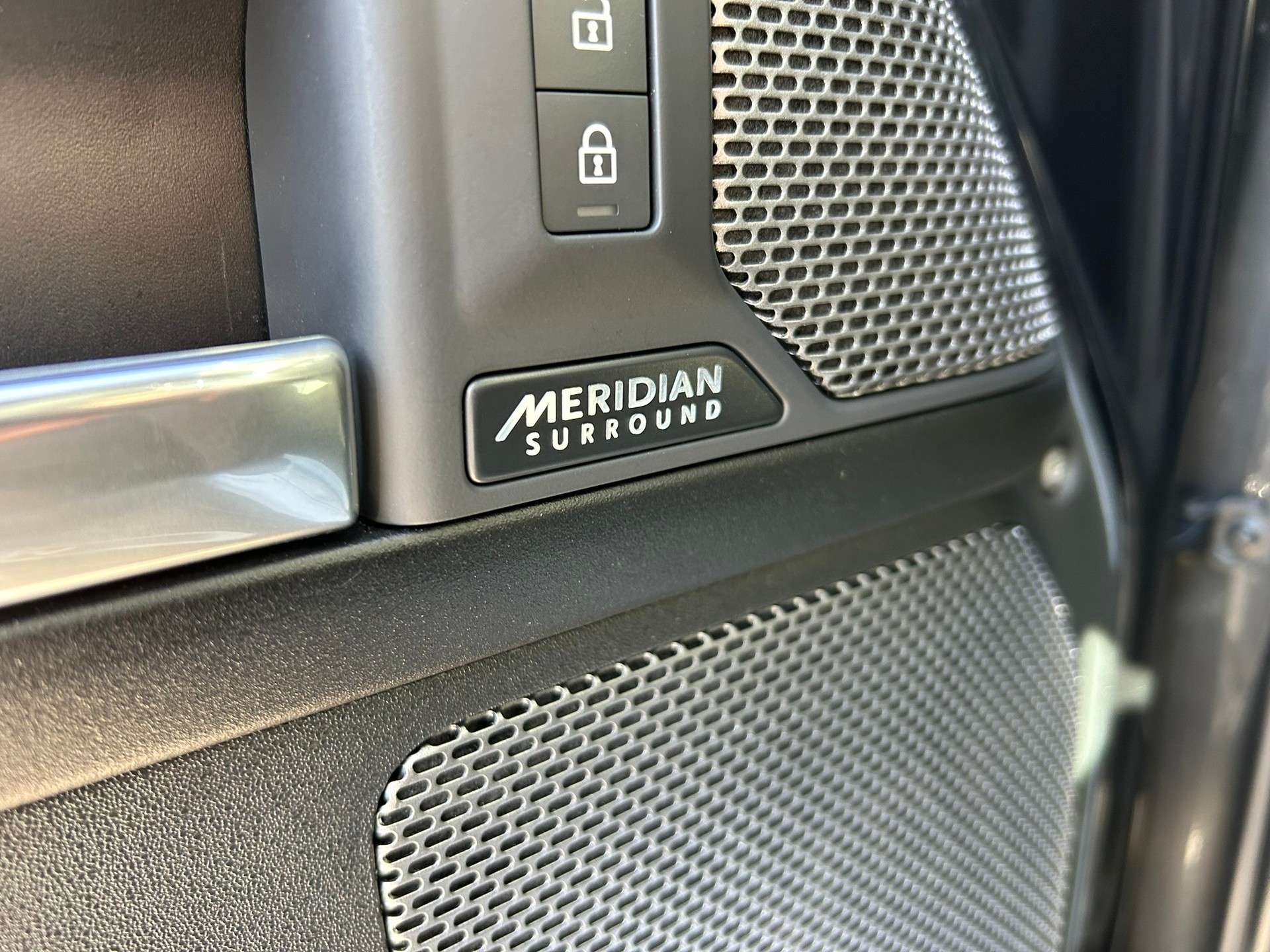 LAND ROVER Defender 90 525 V8 5.0 Carpathian Edition AT8-image-17