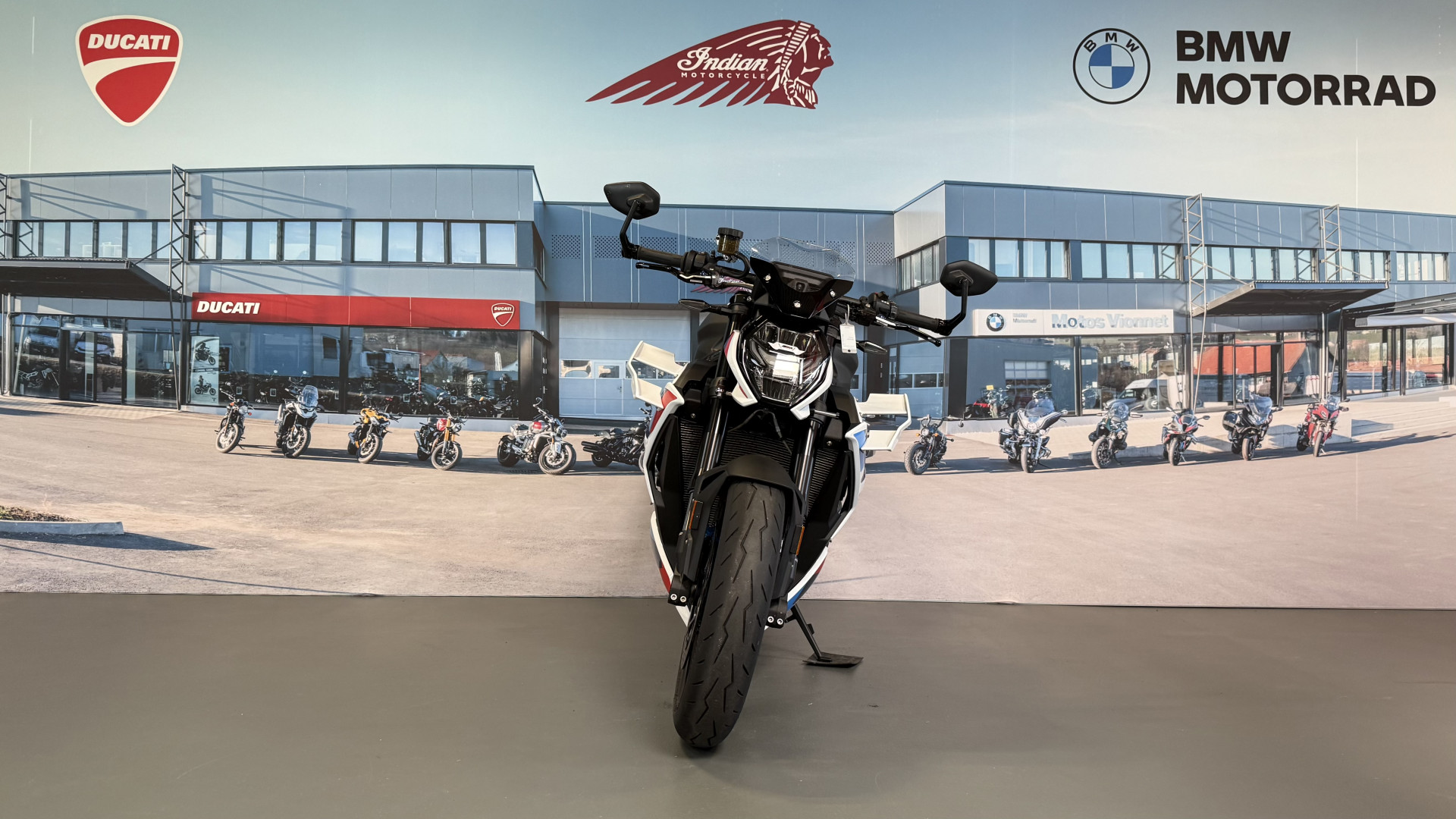 BMW M 1000 R-image-1