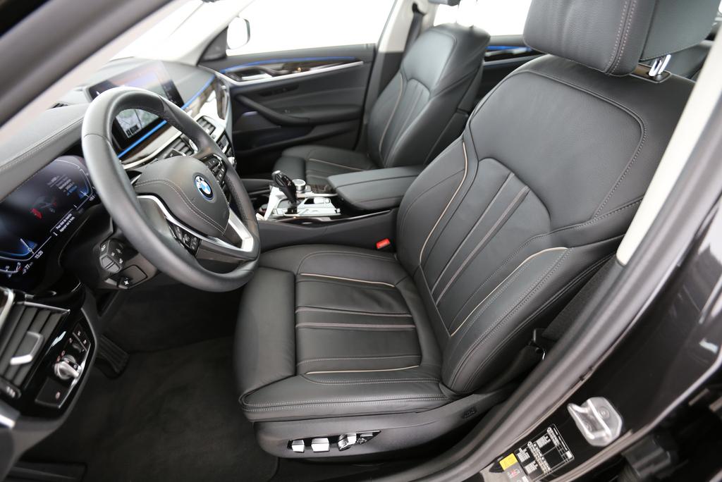 BMW 530e xDrive-showroom-element-2