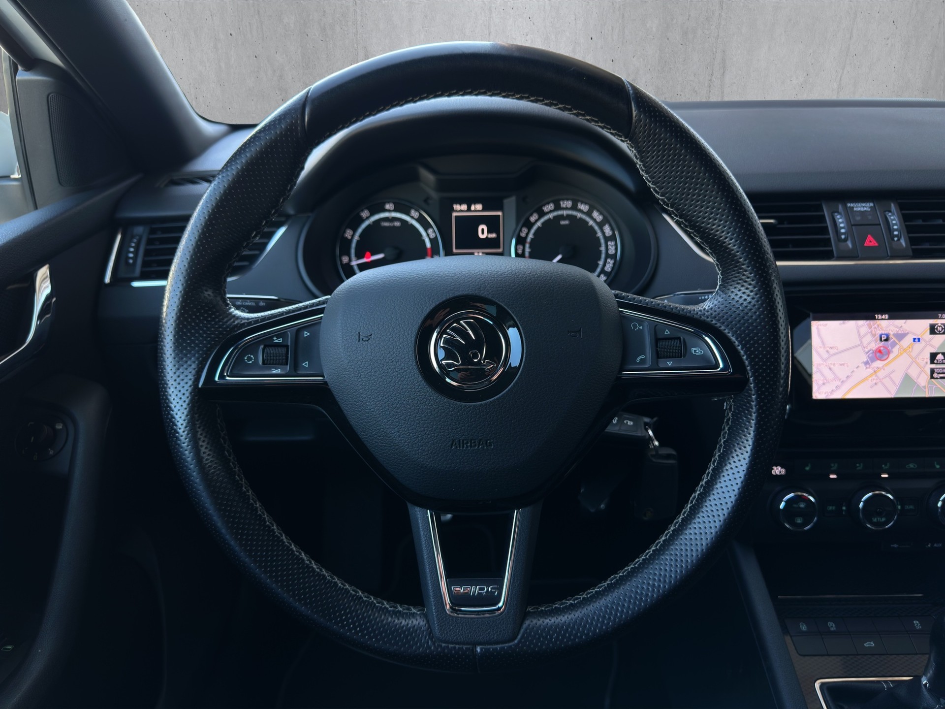 SKODA Octavia Combi 2.0 TSI RS-image-10