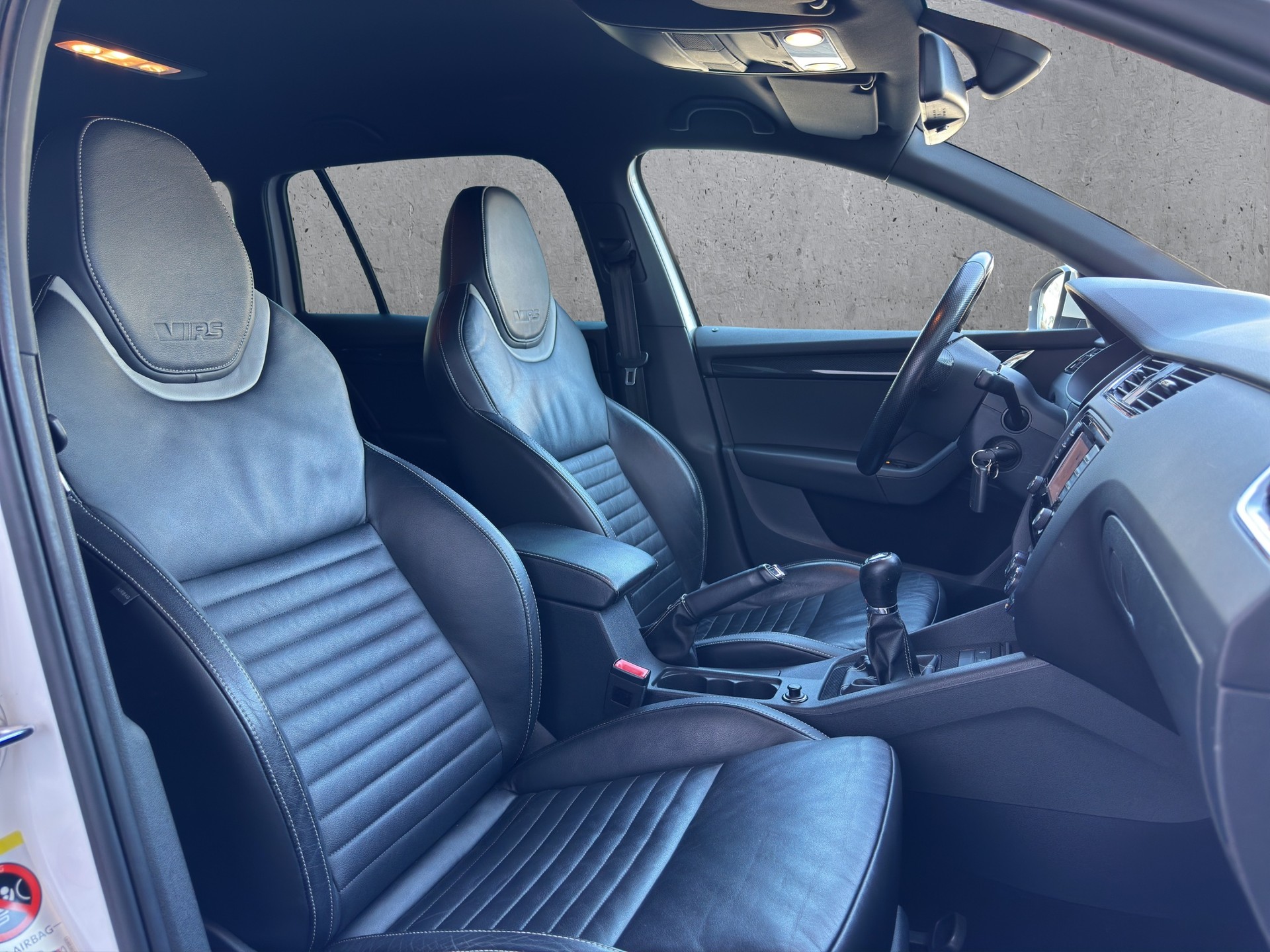 SKODA Octavia Combi 2.0 TSI RS-image-12