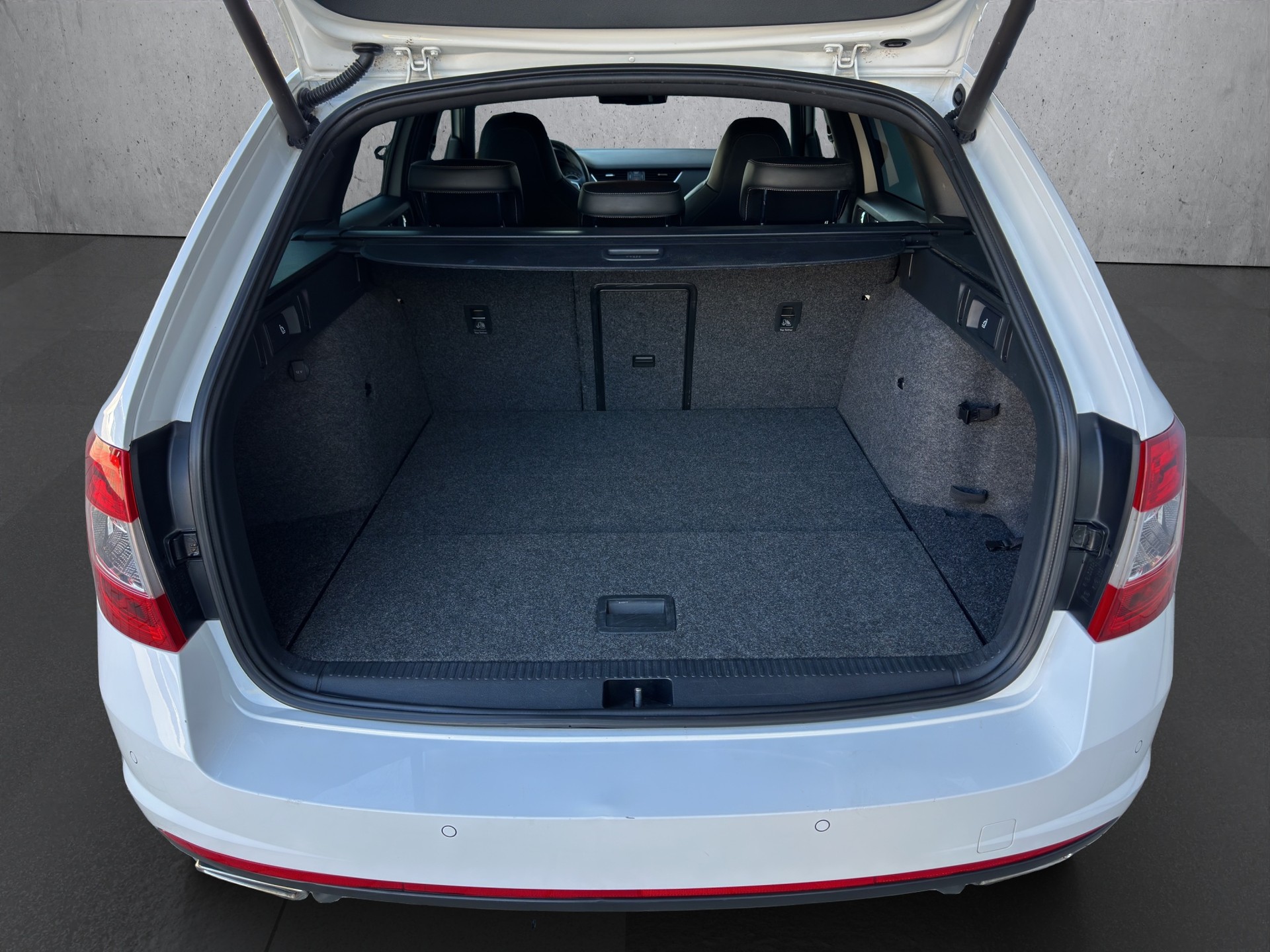 SKODA Octavia Combi 2.0 TSI RS-image-14