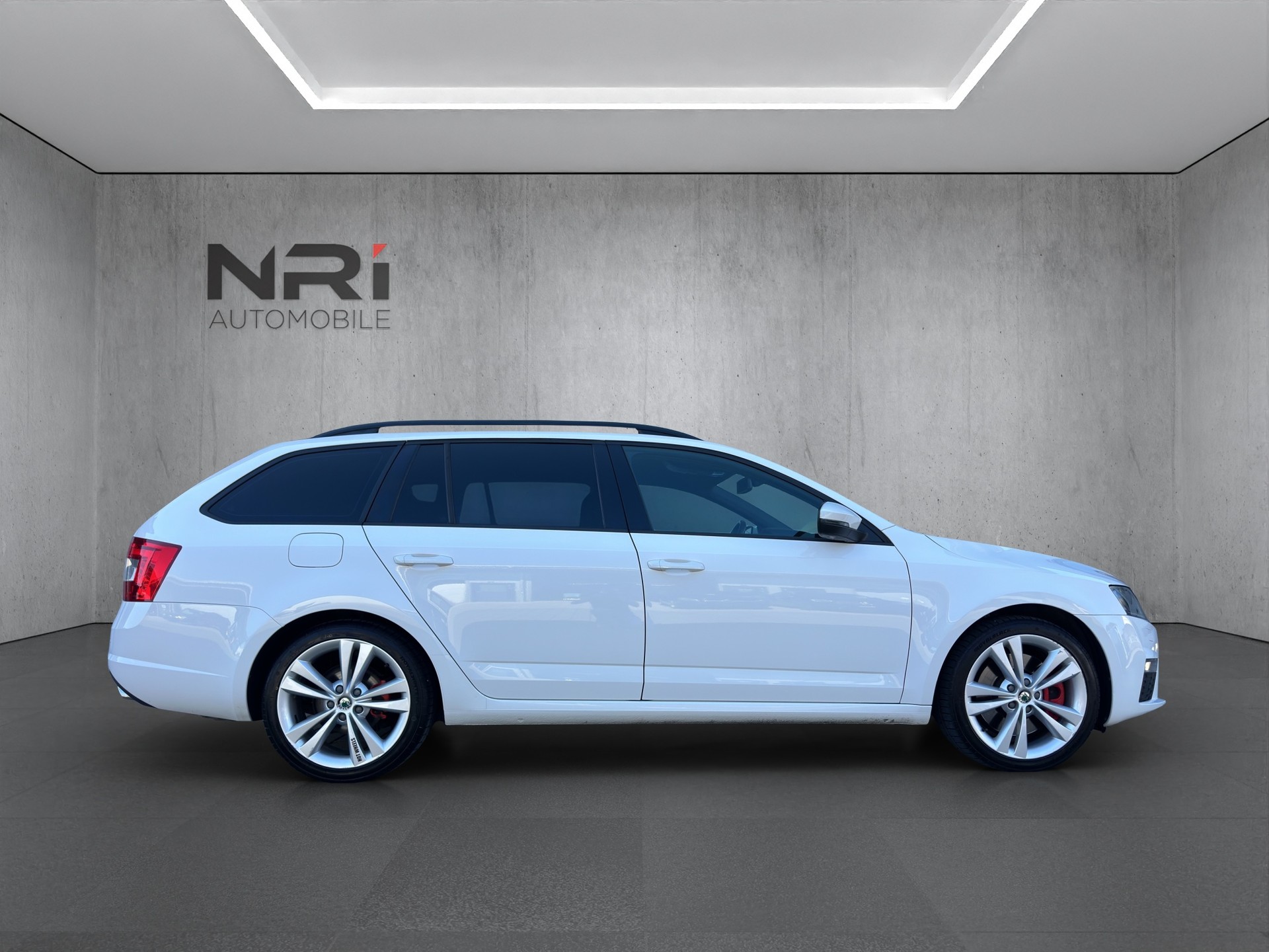 SKODA Octavia Combi 2.0 TSI RS-showroom-element-3