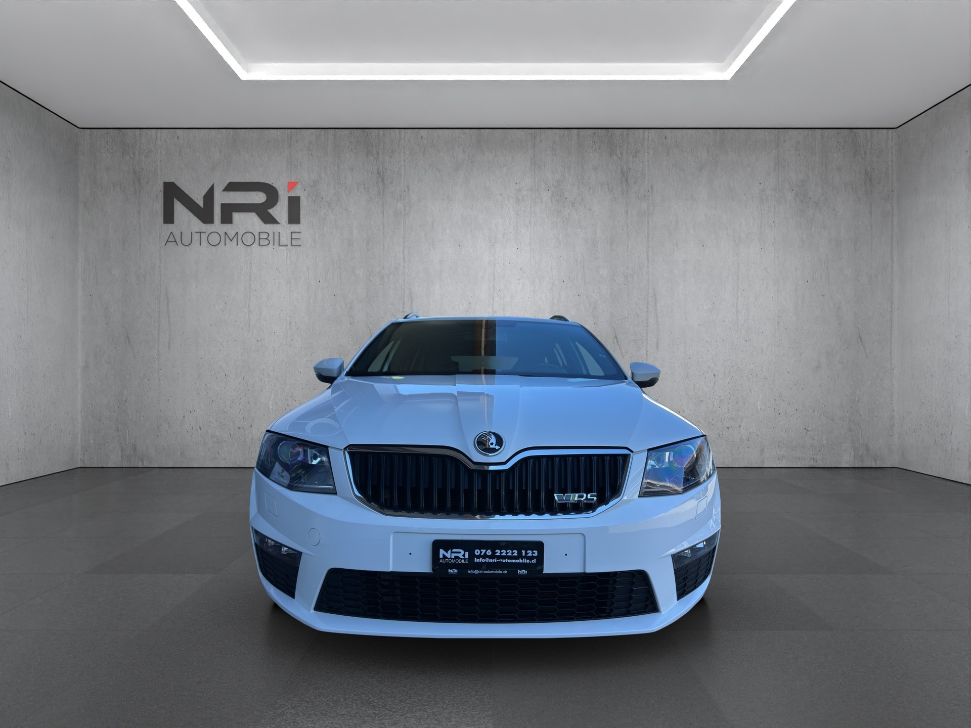 SKODA Octavia Combi 2.0 TSI RS-showroom-element-1