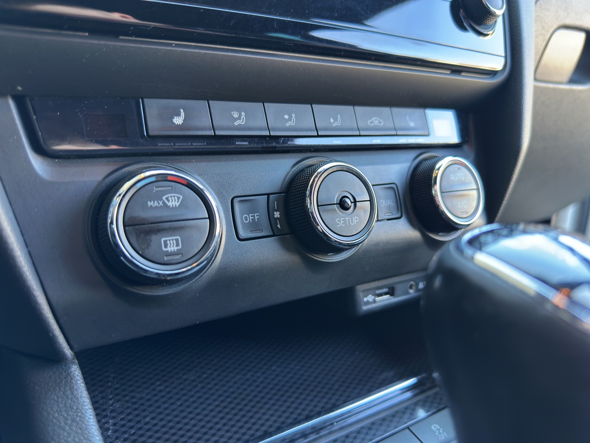SKODA Octavia Combi 2.0 TSI RS-image-15