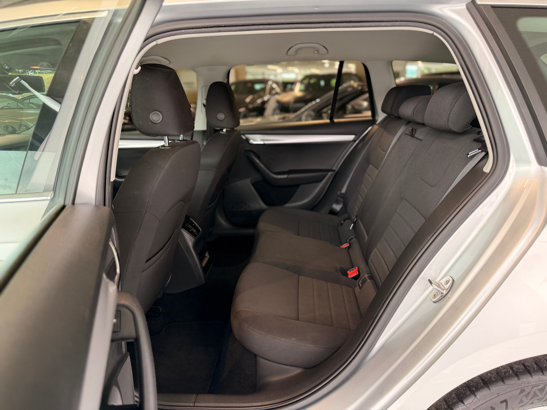 SKODA Octavia Combi 2.0 TDI Ambition 4x4 DSG-image-16