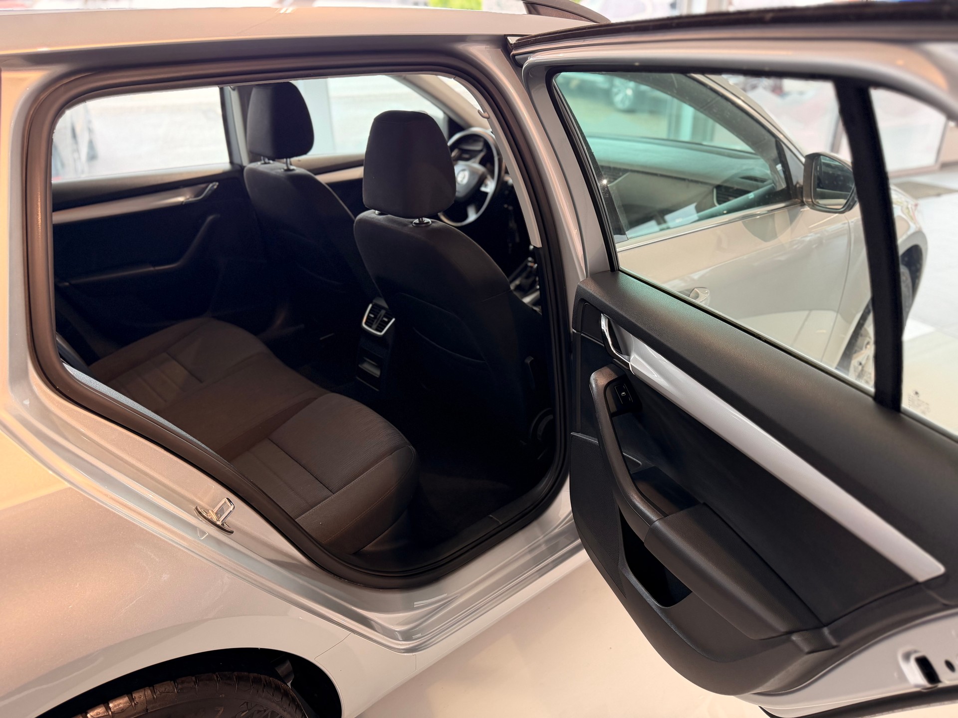 SKODA Octavia Combi 2.0 TDI Ambition 4x4 DSG-image-17