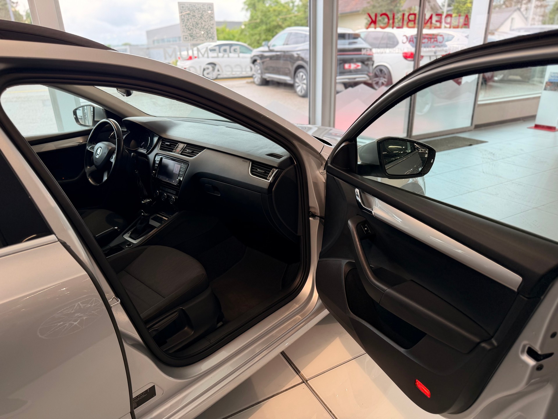 SKODA Octavia Combi 2.0 TDI Ambition 4x4 DSG-image-19