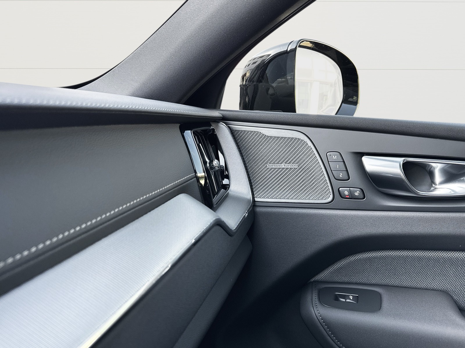 VOLVO XC60 2.0 T6 TE Black Edition eAWD-image-16