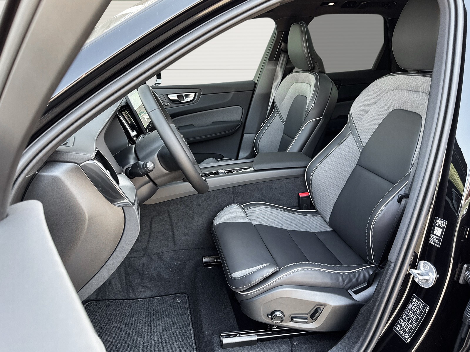 VOLVO XC60 2.0 T6 TE Black Edition eAWD-image-7