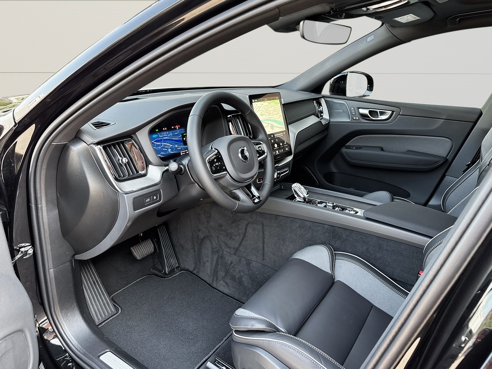 VOLVO XC60 2.0 T6 TE Black Edition eAWD-image-6