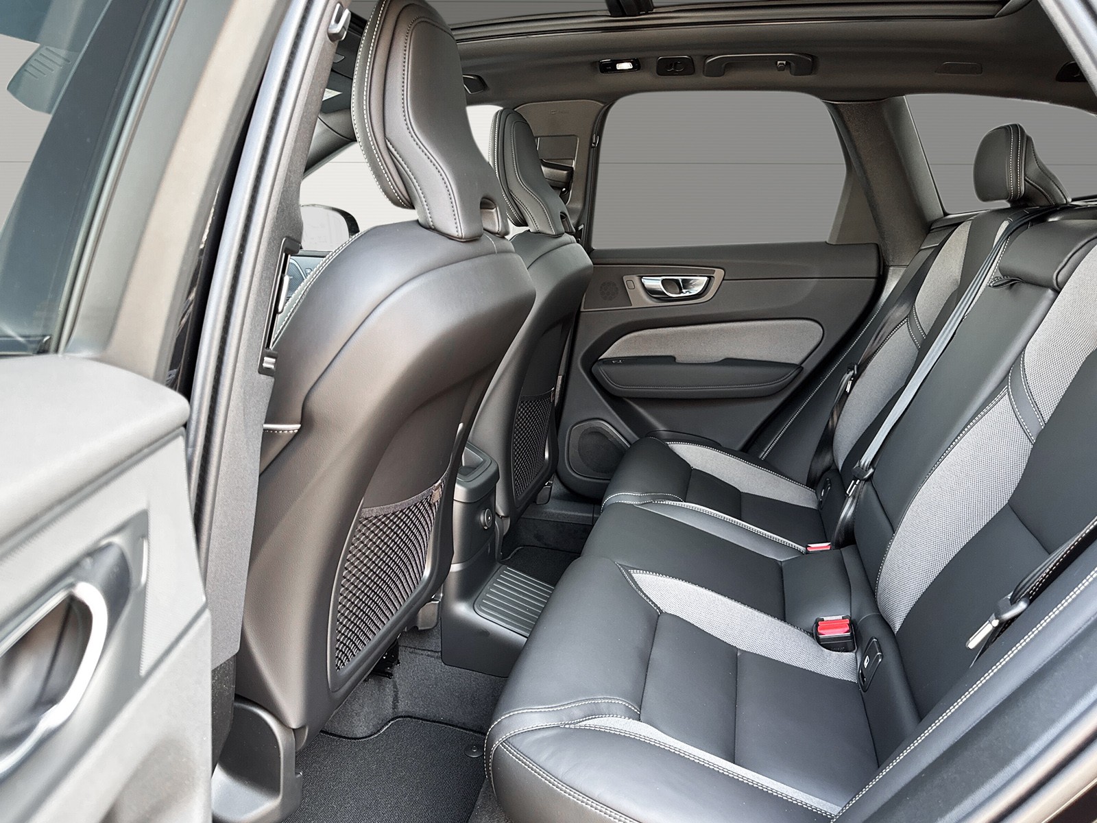 VOLVO XC60 2.0 T6 TE Black Edition eAWD-image-9