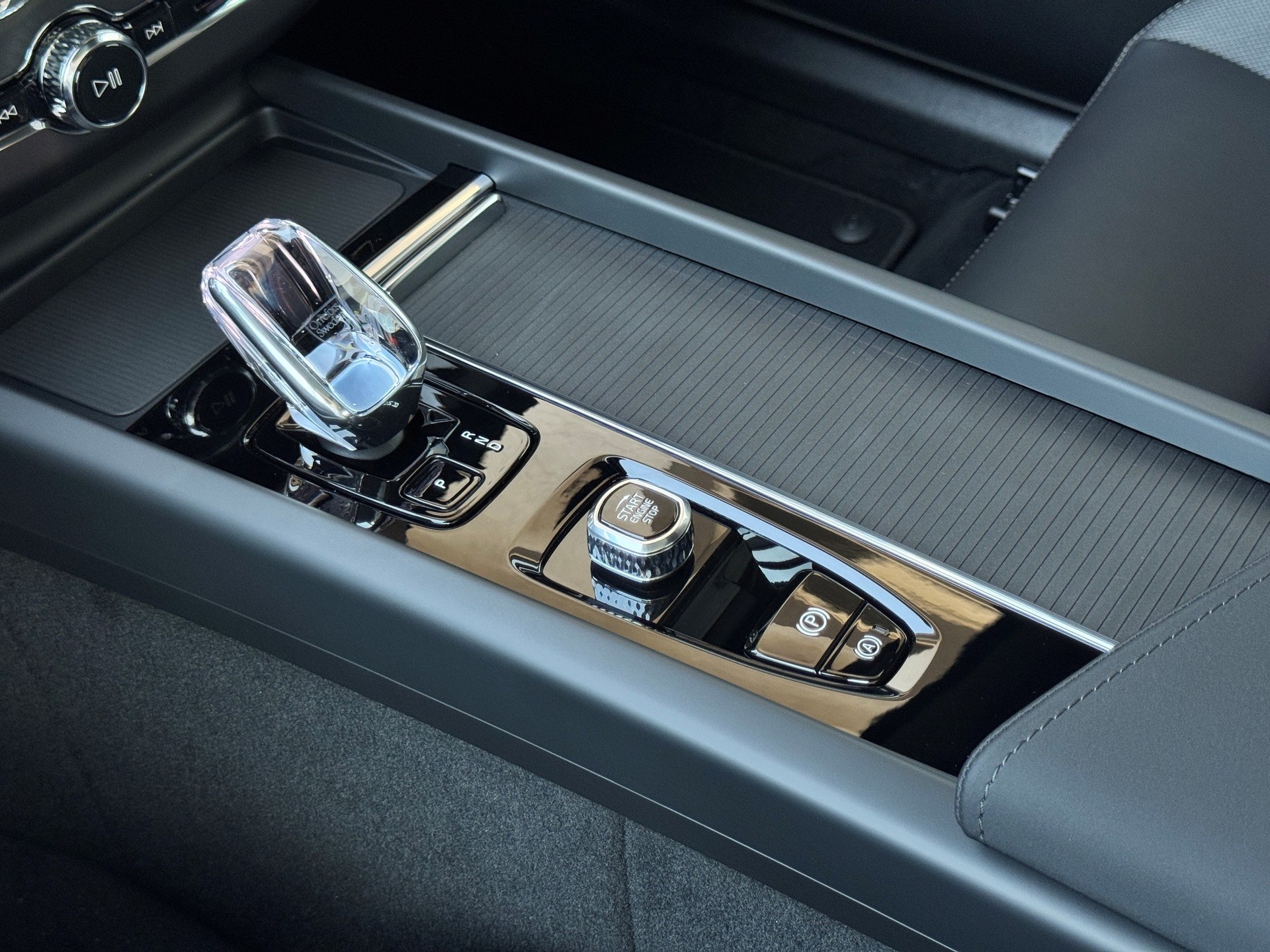VOLVO XC60 2.0 T6 TE Black Edition eAWD-image-17