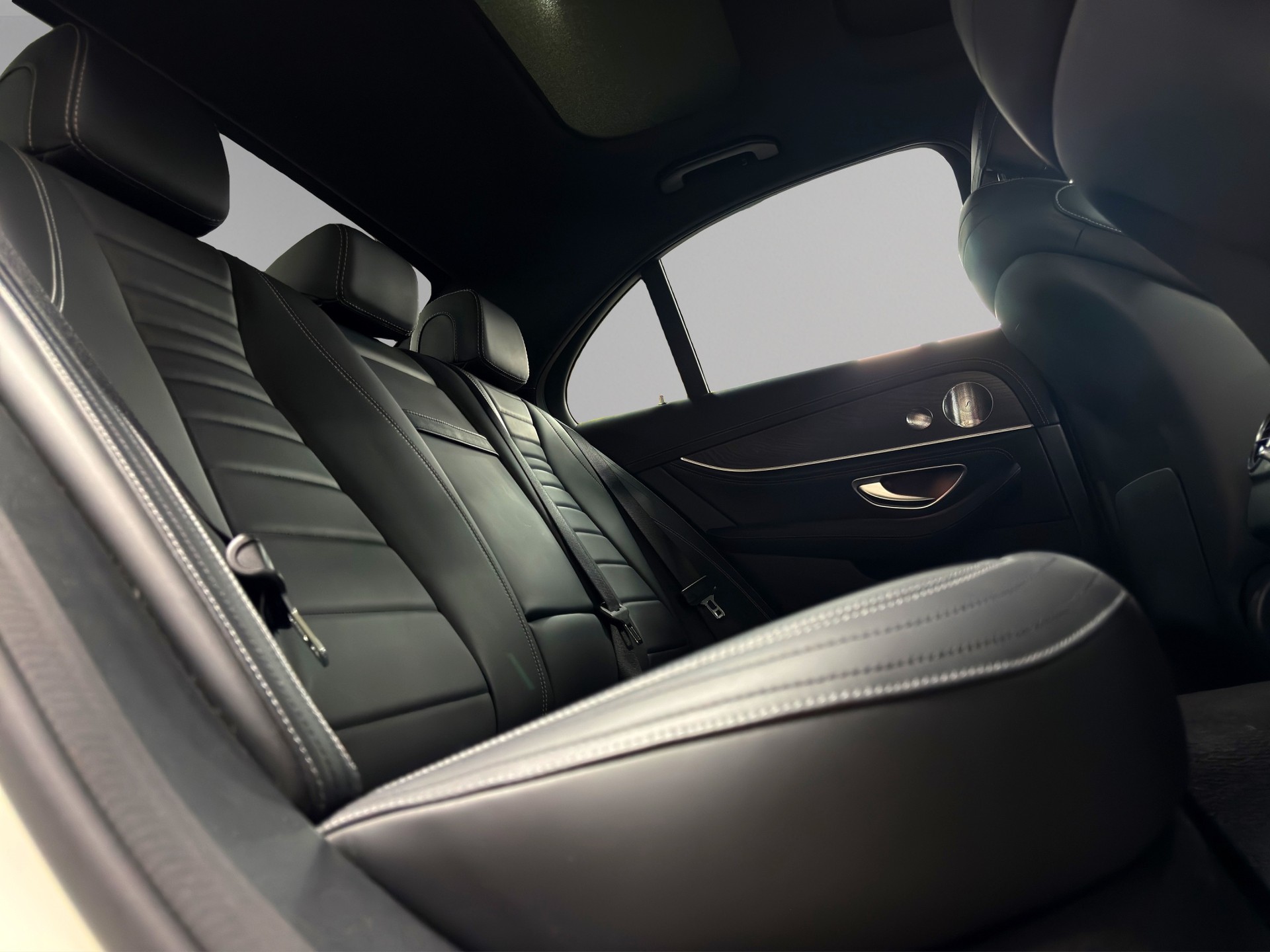 MERCEDES-BENZ E 450 AMG Line 4Matic 9G-Tronic-image-16