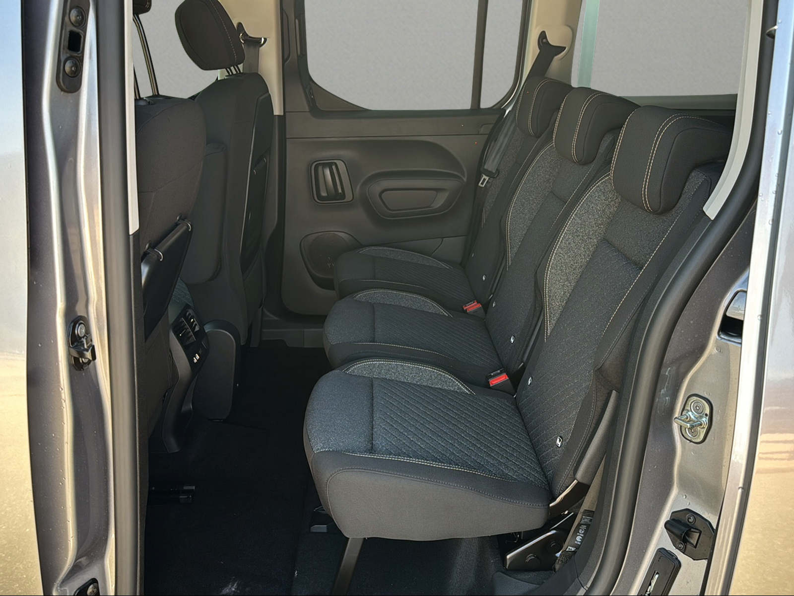 PEUGEOT Rifter Long 1.5 BlueHDi Family Edition EAT8-image-7