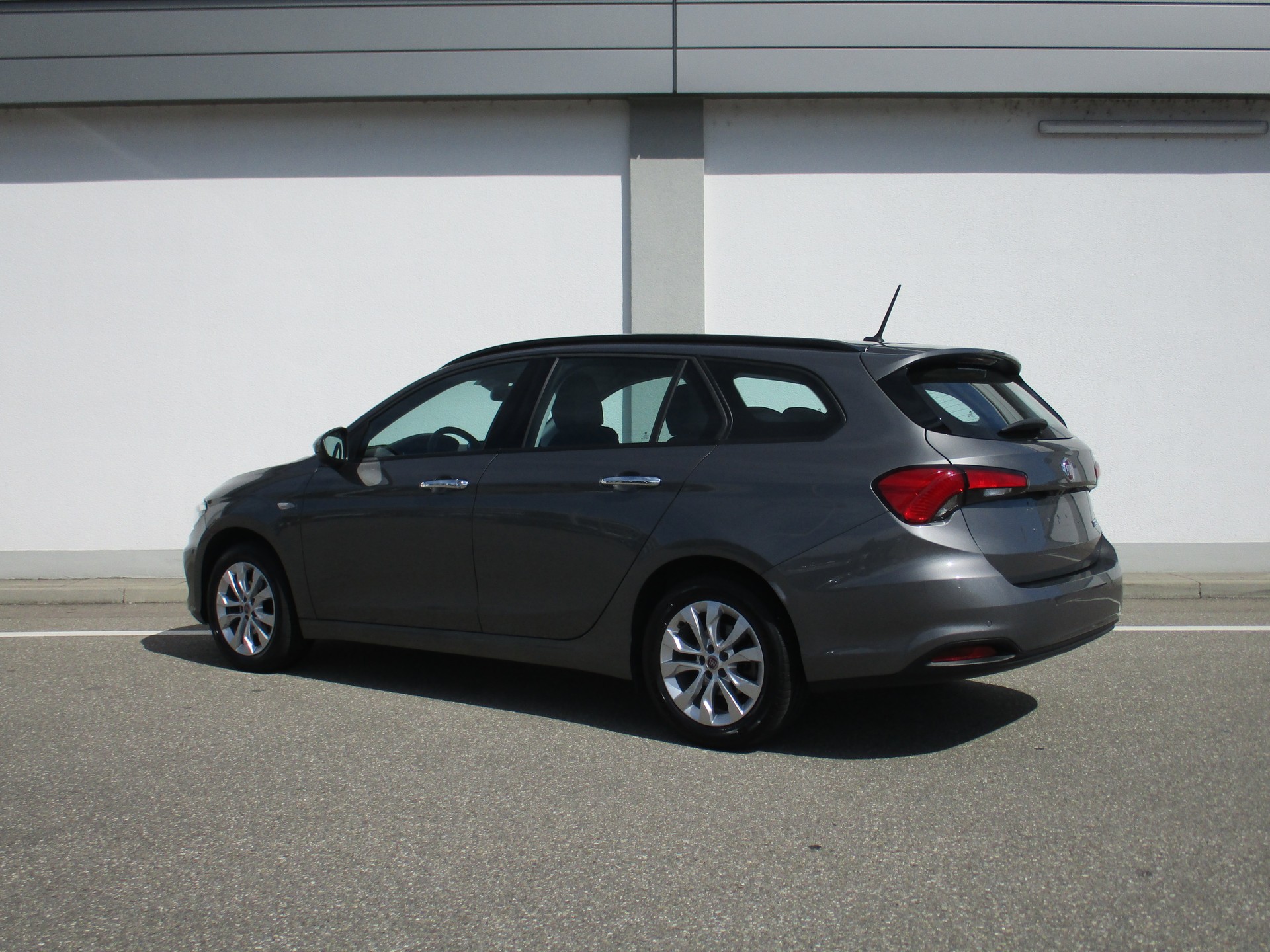 FIAT Tipo SW 1.4 T-Jet 120PS Lounge (Kombi)-image-2