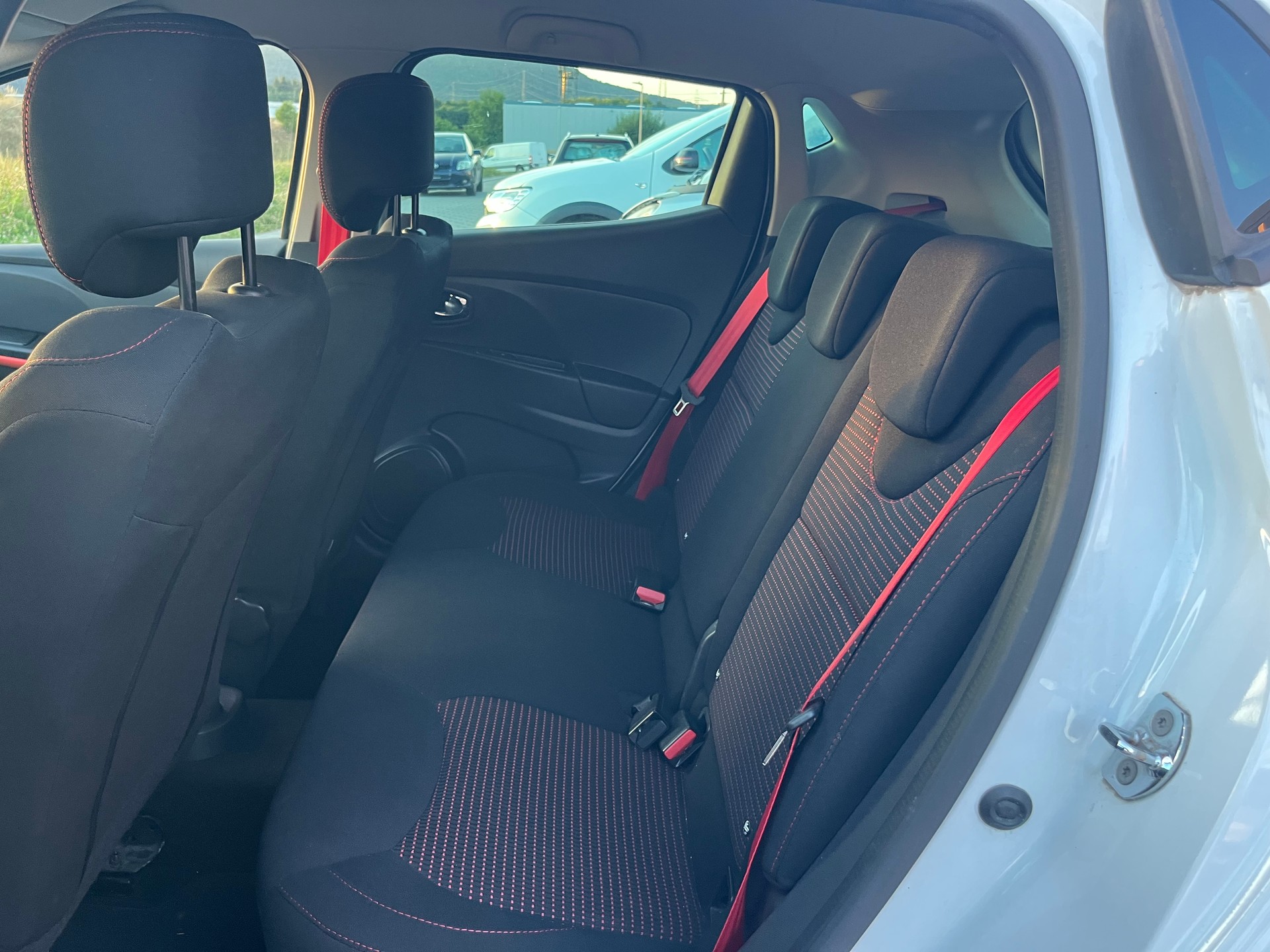 RENAULT Clio 1.6 T RS 200 EDC-image-13